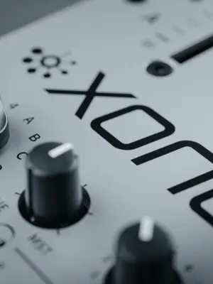 Allen & Heath XONE 96 Console de mixage DJ 6 Entrées Stéréo + 2 Entrées Micros