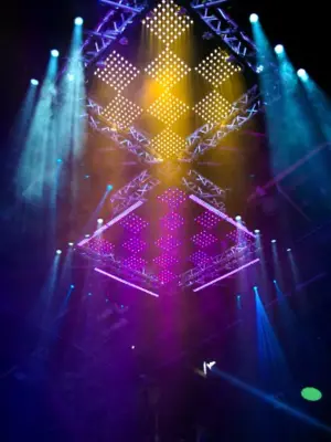 CHAUVET Rogue™ R2 Lyre Wash LED RGBW 19 x 15 Watts