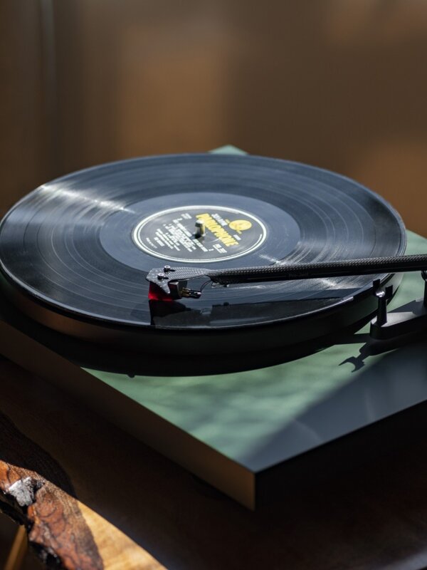 Produit Pro-Ject DEBUT CARBON EVO Platine Vinyle Audiophile Cellule Ortofon 2MRED Image